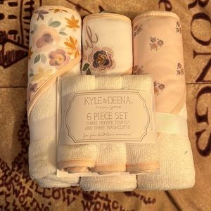 NWT 6 Piece Baby Hooded Towel aAnd Washcloth Set
